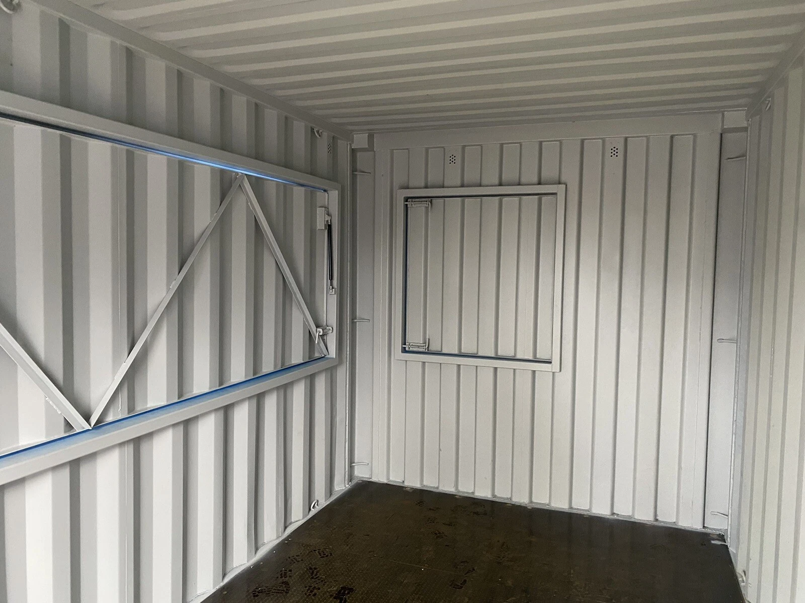 15ft Shipping ContainerBar/Kiosk/Stall/Pod - Image 5